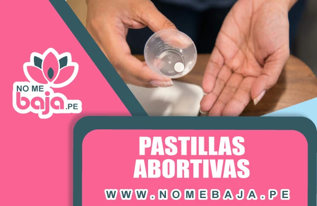 Se observa unas manos con un vaso y una pastilla dentro