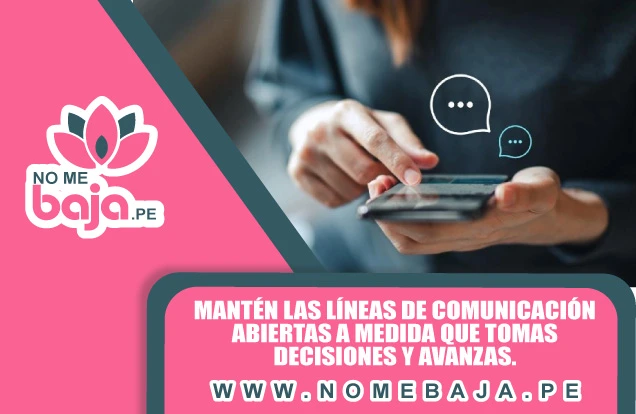 Se observa  unas manos con un telefono, y  tambien un titulo que dice : Mantén las líneas de comunicación abiertas a medida que tomas decisiones y avanzas. nomebaja.pe