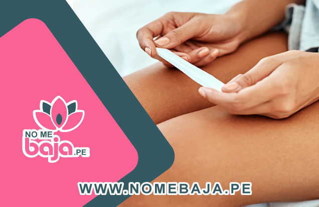 Se observa en la imagen una mujer con una prueba de embarazo y al lado el logo y el nombre de la marca : Nomebaja.pe