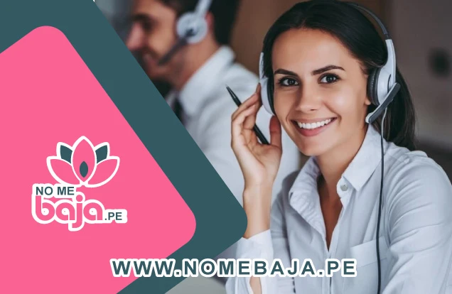 Se mira una Asesora con sus auriculares sonriendo