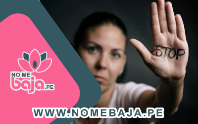 Se observa en la imagen una mujer momstrando su mano que tiene estro la palabra Stop y al lado el logo y nombre de la marca : Nomebaja.pe