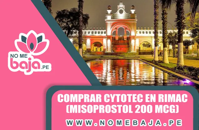 Se mira en la imagen una plaza en la noche ubicado en el distrito del Rimac