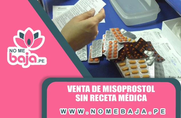 Se mira en la imagen una mano agarrando una hoja y una mesa con muchos blister de pastillas, tambien un titulo que dice :Venta de Misoprostol sin Receta Médica nomebaja.pe