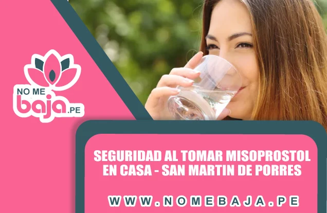 Se observa una mujer tomando un vaso de agua sonriente y un titulo que dice : Seguridad al tomar Misoprostol en casa - San Martin de Porres nomebaja.pe